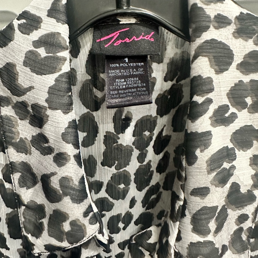 Torrid Black & Gray Sleeveless Leopard Print Sheer V Neck Tunic Top Sz 1 - Picture 8 of 8